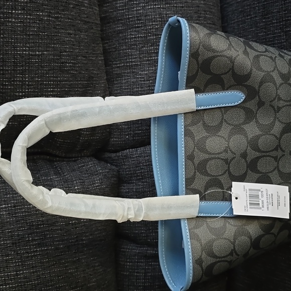 Authentic Small Coach Tote. - Picture 2 of 4